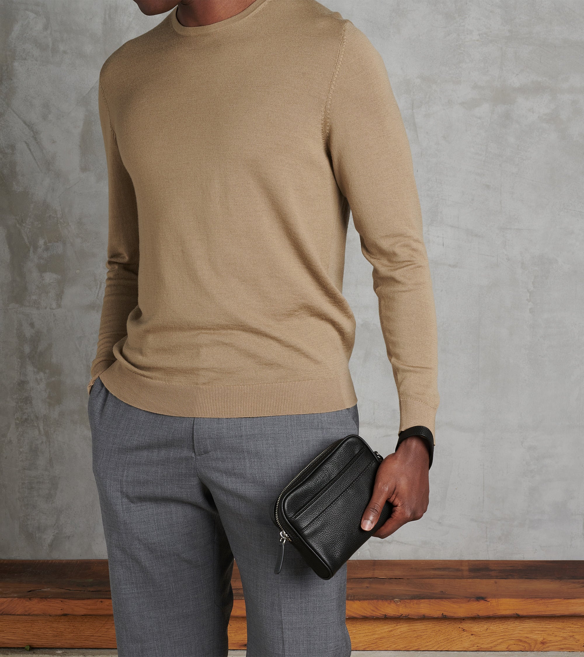 Charles pouch with detachable strap in grained leather