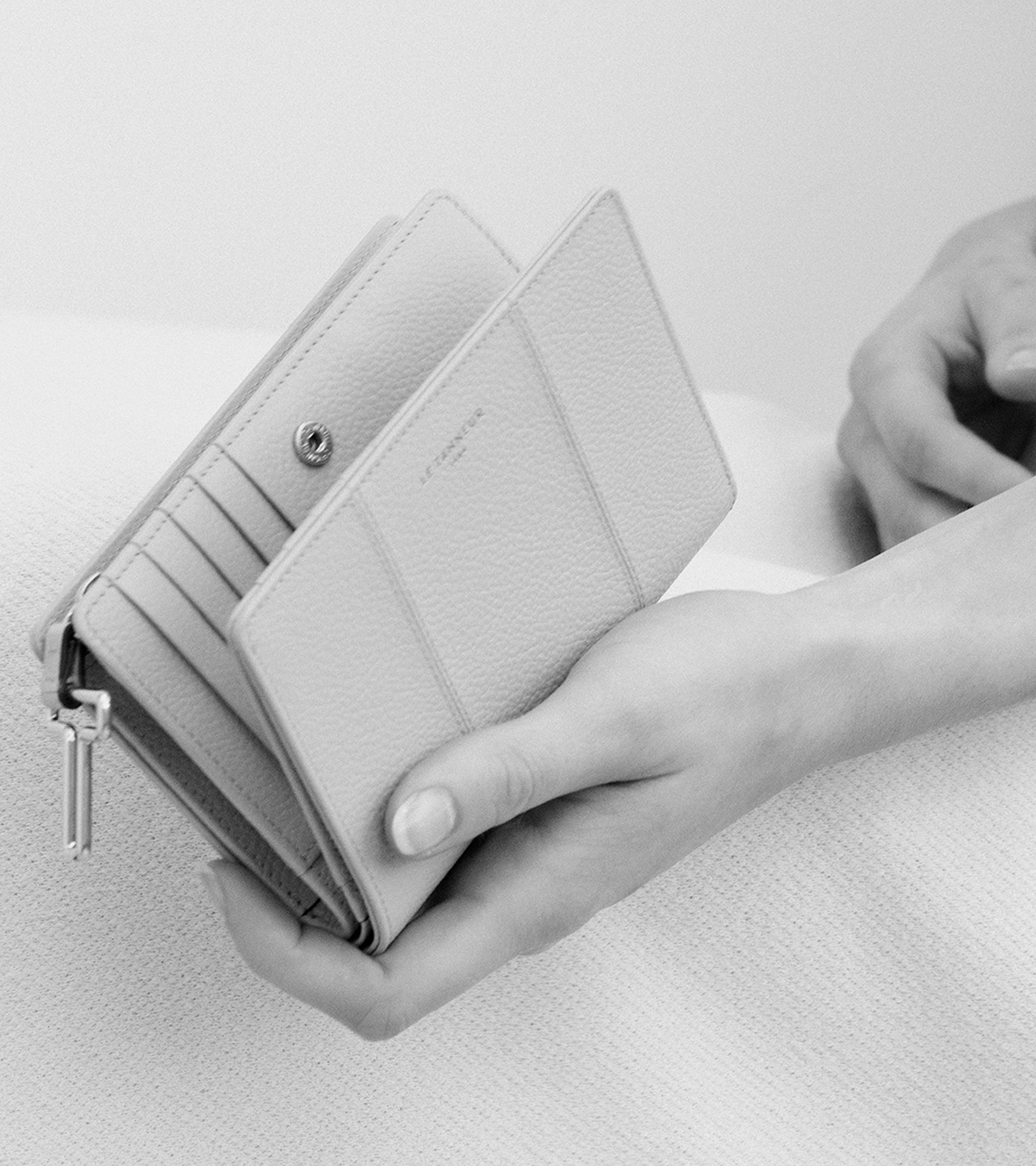 Juliette medium wallet in grained leather