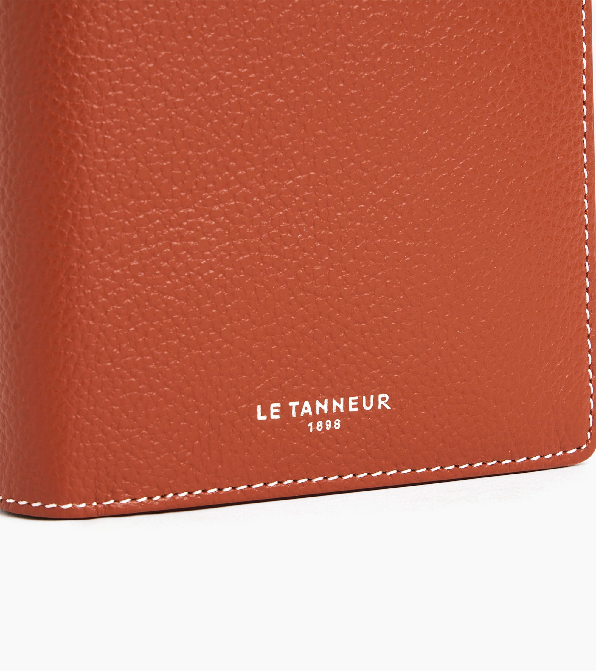 Emile vertical, zipped wallet with 2 gussets in grained leather