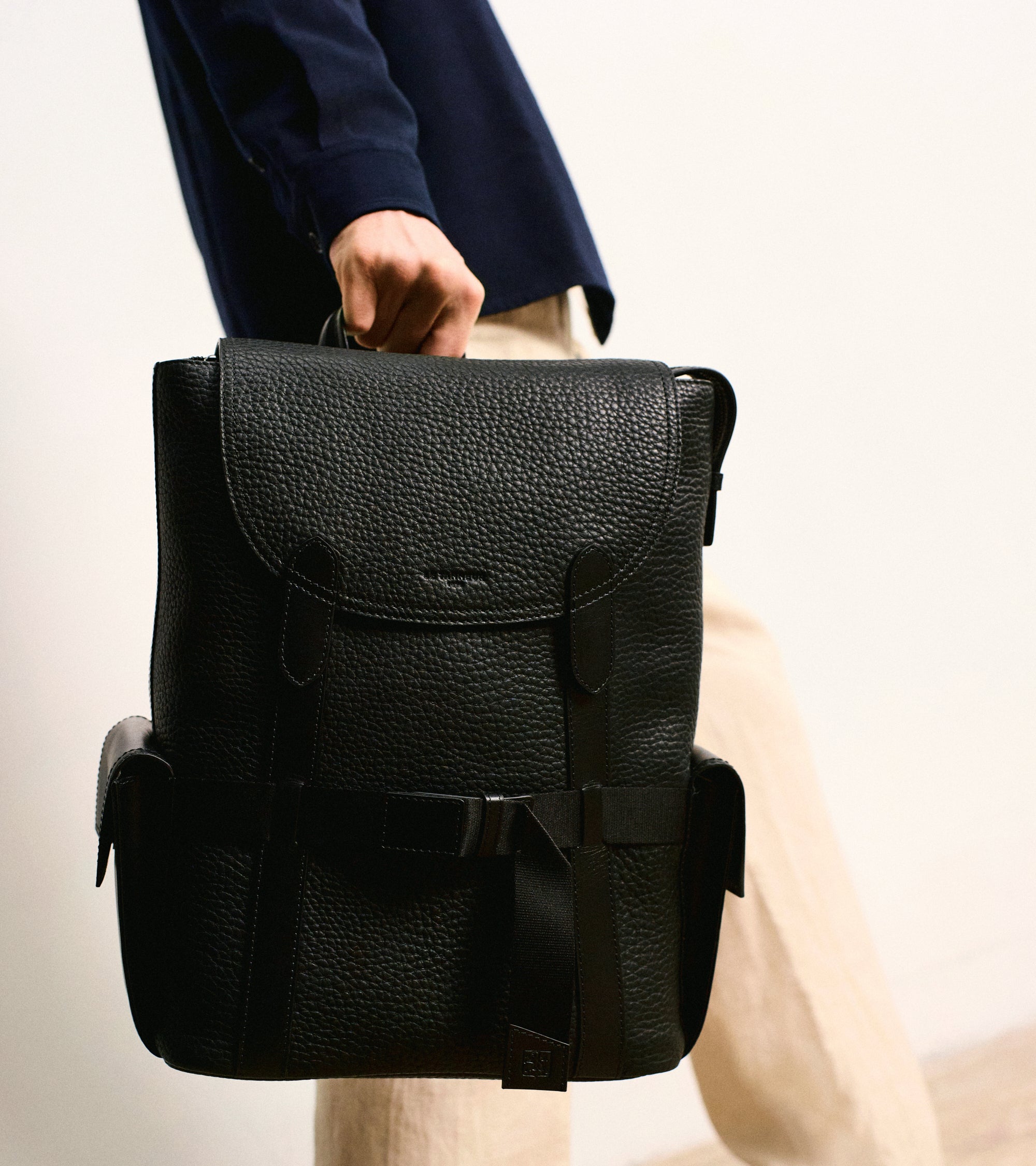 Noah backpack with flap in buffalo grain leather and smooth leather